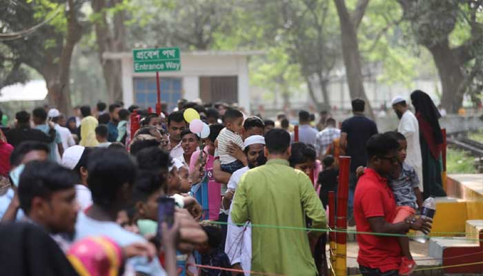 চিড়িয়াখানায় দর্শনার্থীদের ভিড়