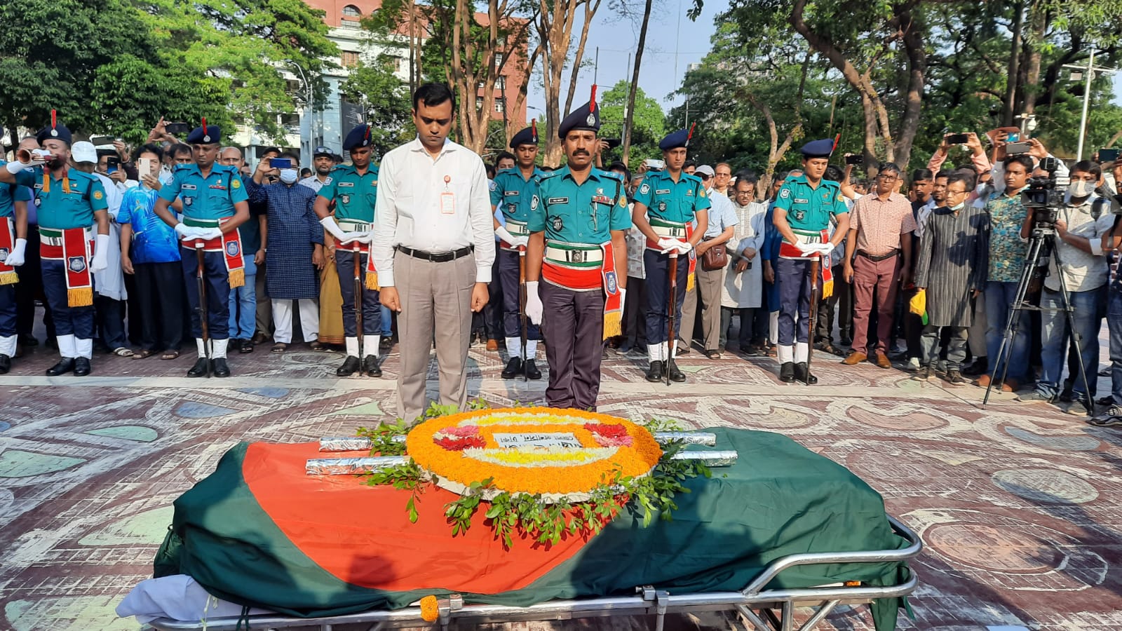 শহীদ মিনারে পঙ্কজ ভট্টাচার্যের প্রতি সর্বস্তরের মানুষের শ্রদ্ধা