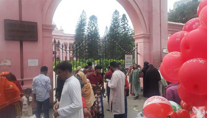 আহসান মঞ্জিল বন্ধ থাকায় দর্শনার্থীদের ক্ষোভ