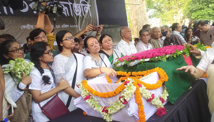 শহীদ মিনারে পঙ্কজ ভট্টাচার্যের প্রতি সর্বস্তরের মানুষের শ্রদ্ধা