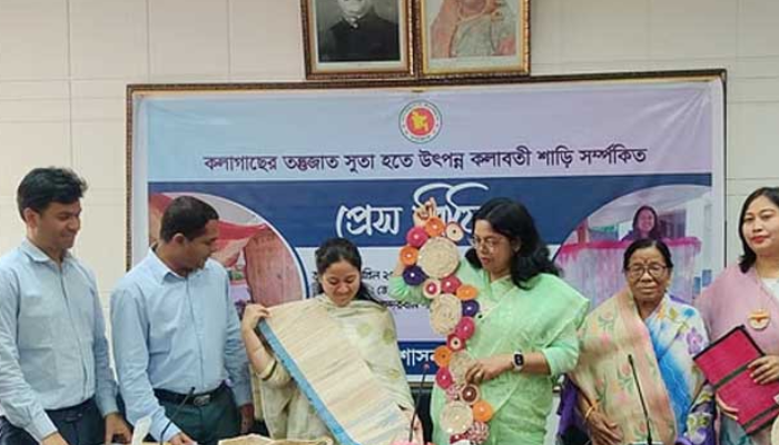 কলাগাছের সুতায় তৈরি শাড়ি প্রধানমন্ত্রীকে উপহার দেয়া হবে: ডিসি