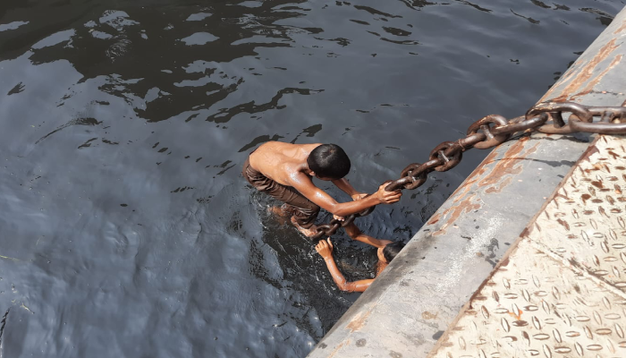 দাবদাহে নদীতে নামছে এক পথশিশু