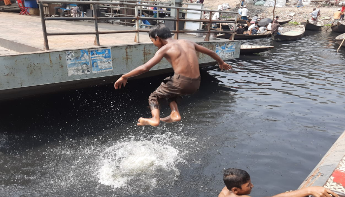 তীব্র দাবদাহ: নদীতে পথশিশুর ঝাঁপ