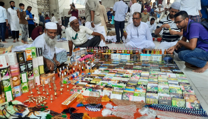 বায়তুল মোকাররমে টুপি-সুরমা-আতর বিক্রি