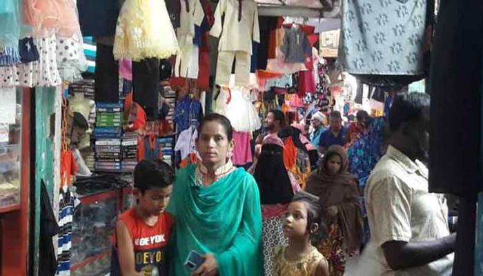 খুলনায় পুরোদমে জমে উঠেছে ঈদ বাজার