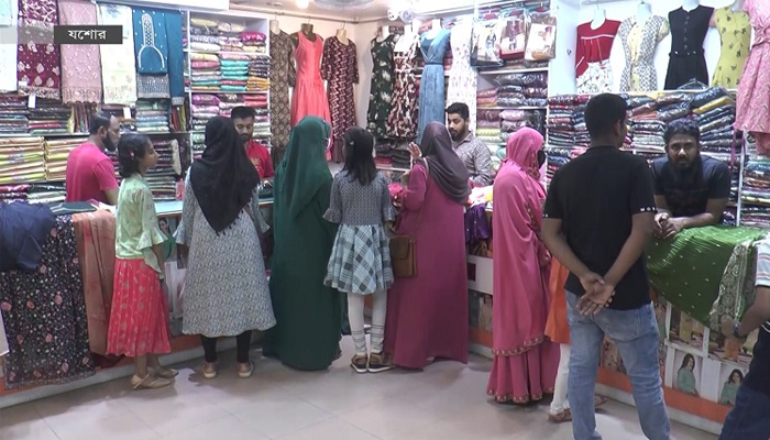 গভীর রাত পর্যন্ত চলছে বেচাকেনা, দাম বেশি