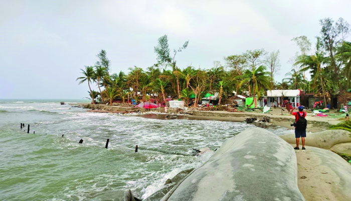 সেন্টমার্টিনে ঘূর্ণিঝড়ের আঁচড় সর্বত্র