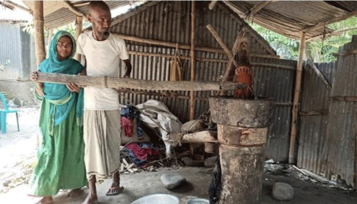 দুই যুগ ধরে কাঠের ঘানি টানছেন স্বামী-স্ত্রী