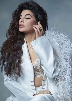 পানির পাত্র হাতে ছুটলেন জ্যাকুলিন