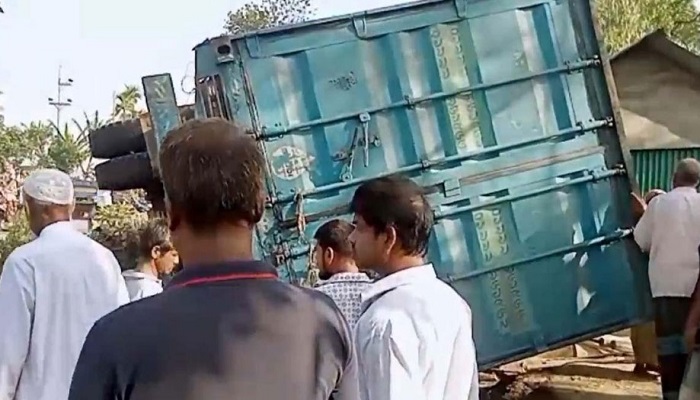 নিয়ন্ত্রণ হারিয়ে কাভার্ডভ্যান বসতঘরে, নিহত ২