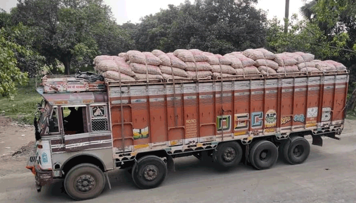 ৫৭ ট্রাক পেঁয়াজ এলো দেশে