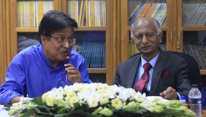 ভবিষ্যৎ প্রজন্মকে বইয়ের সঙ্গেই সংযোগ ঘটাতে হবে