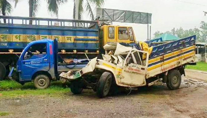 সিরাজগঞ্জে ট্রাক-পিকআপ সংঘর্ষ, নিহত ৪