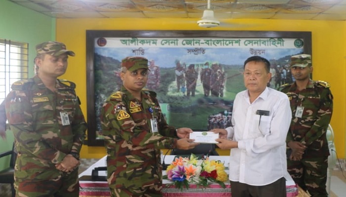 আলীকদমে সেনাজোনের উদ্যোগে আর্থিক সহায়তা প্রদান