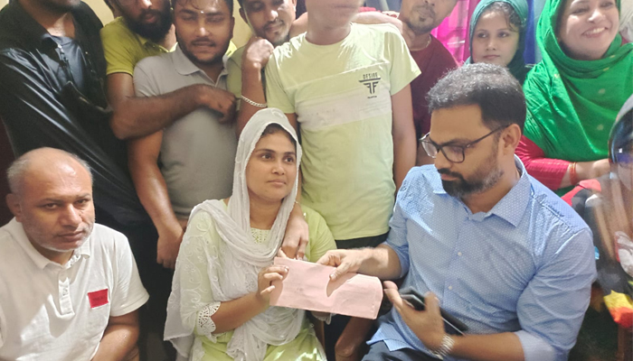 গুম হওয়া পরিবারের মাঝে বিএনপির ঈদ উপহার
