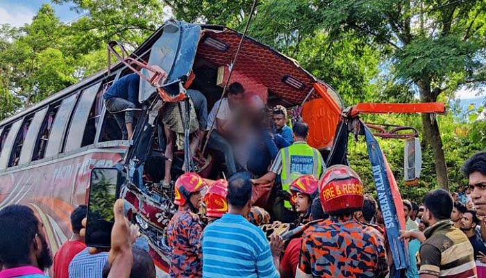 চকরিয়ায় চলন্ত ট্রাকে বাসের ধাক্কা, নিহত ২