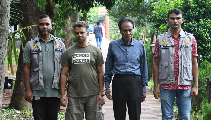 বাবা-ছেলের বহুমাত্রিক প্রতারণা