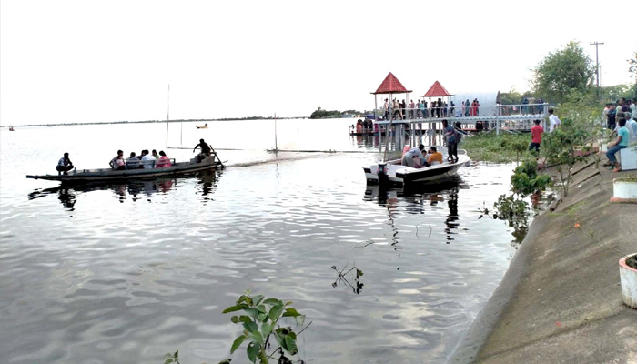 পযর্টকদের পদচারণায় বিশ্বম্ভরপুর হাওর বিলাস মুখরিত