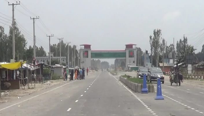 আশুরায় বাংলাবান্ধা স্থলবন্দরে আমদানি রপ্তানি বন্ধ