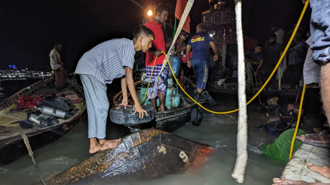 বুড়িগঙ্গায় ওয়াটার বাসডুবি, ৩ জনের মরদেহ উদ্ধার, নিখোঁজ ৩৫