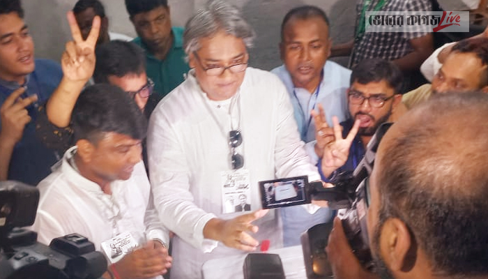 ভোট দিলেন নৌকার প্রার্থী এম এ আরাফাত