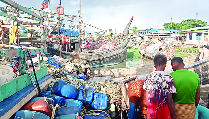 উত্তাল সমুদ্রে টিকতে পারছেন না জেলেরা
