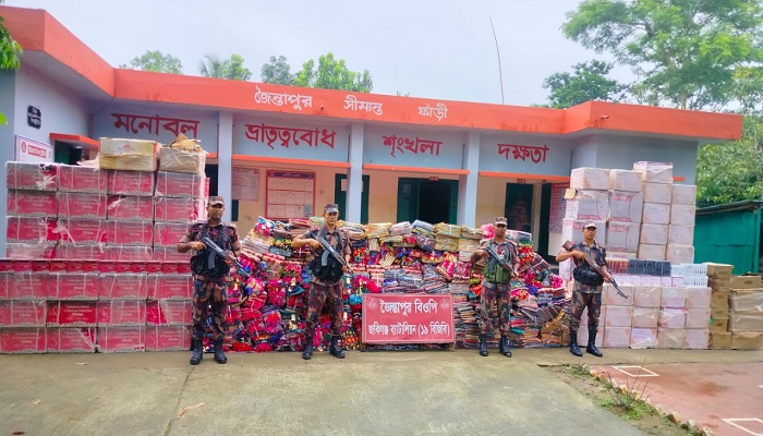 ৪০ হাজার পিস ইয়াবা ও চার কোটি টাকার শাড়িসহ আটক ২