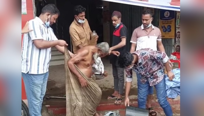 নাম-পরিচয়হীন বৃদ্ধের সেবা করে ভাইরাল ছাত্রলীগ নেতা