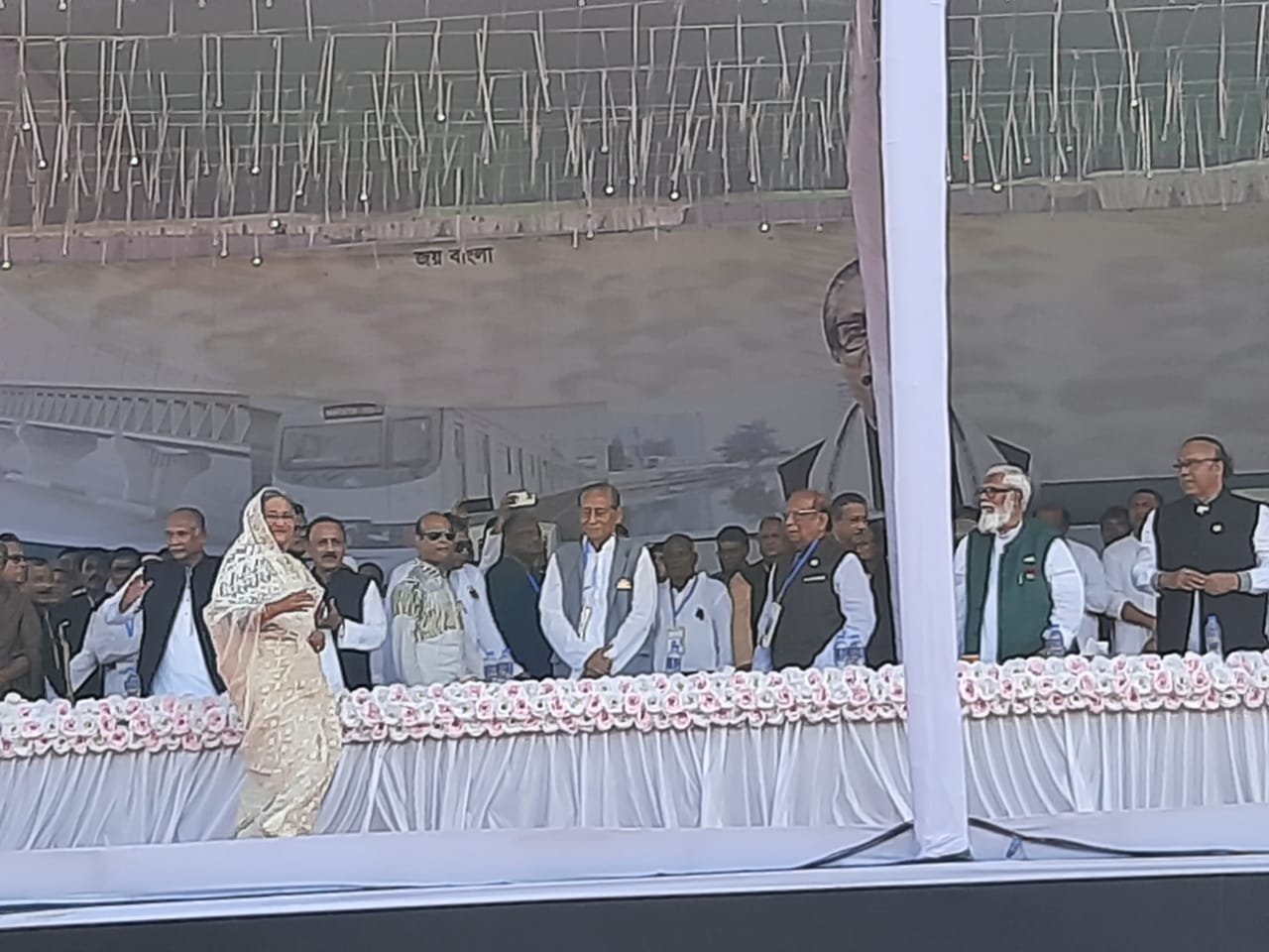 জনসভা মঞ্চে প্রাধানমন্ত্রী