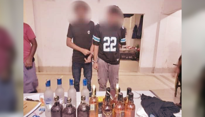 মদসহ শাহজালাল বিশ্ববিদ্যালয়ের ২ শিক্ষার্থী আটক