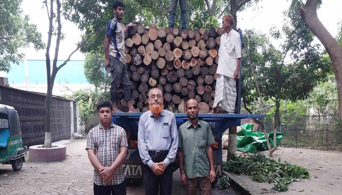সোনারগাঁওয়ে চোরাই সেগুন কাঠসহ ট্রাক আটক