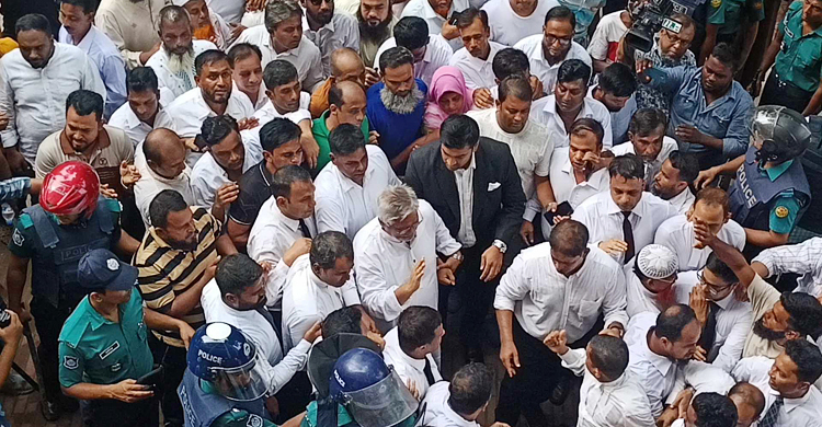 আদালতে আত্মসমর্পণ করে আমানের জামিন আবেদন