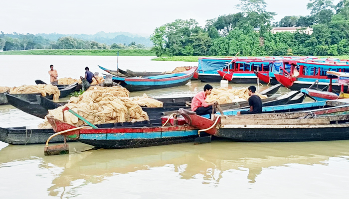 চার মাস ১২ দিন পর কাপ্তাই হ্রদে মাছ শিকার শুরু