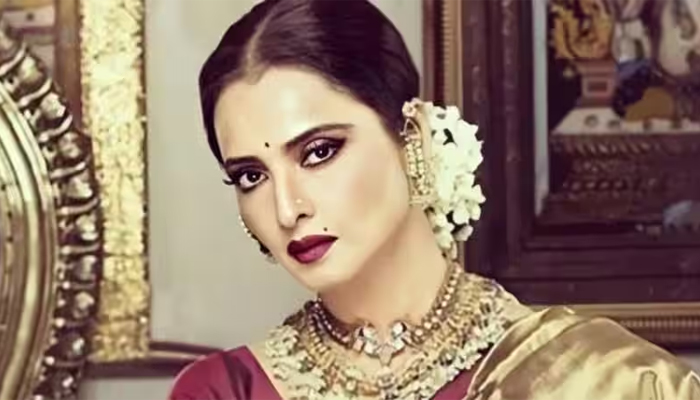 অনুরাগীর আবদারে চটে লাল রেখা!