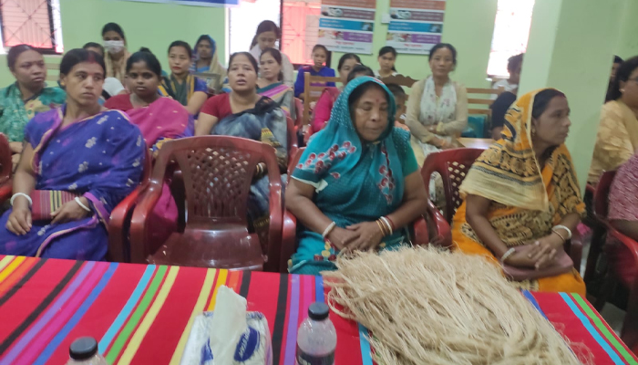 কলা গাছের তন্তু দিয়ে বান্দরবানে শাড়ি তৈরির প্রশিক্ষণ শুরু