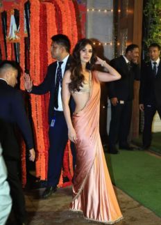 খোলামেলা পোশাকে দিশা, গনেশ দেখতে এসে পড়লেন বিপাকে