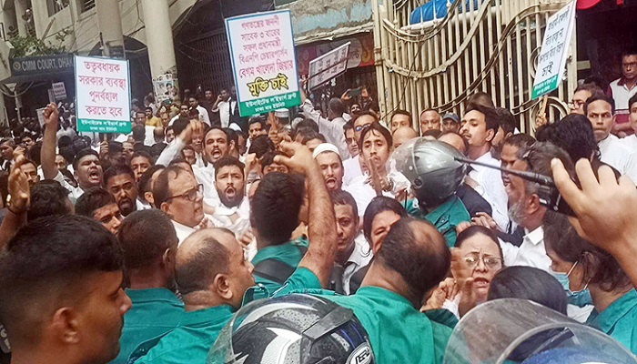 আইনজীবী-পুলিশ সংঘর্ষে এডিসি-ওসিসহ আহত ১৬