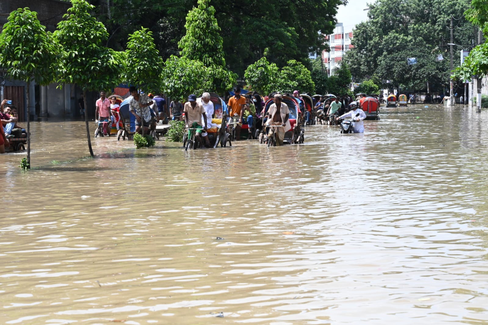 এখনও পানির নিচে ঢাকার অনেক এলাকা