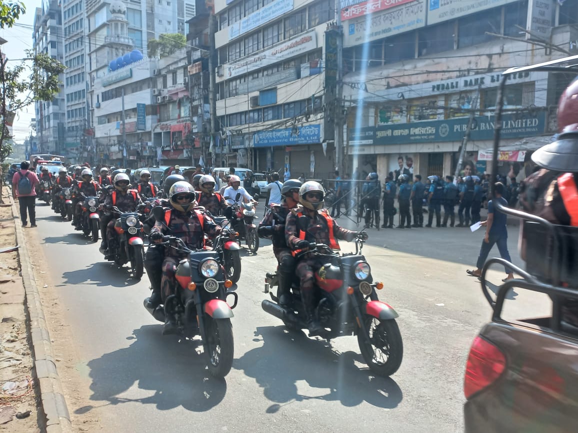 ঢাকার রাস্তায় বিজিবির বিশেষায়িত ‘র্যাট’ বাহিনীর টহল