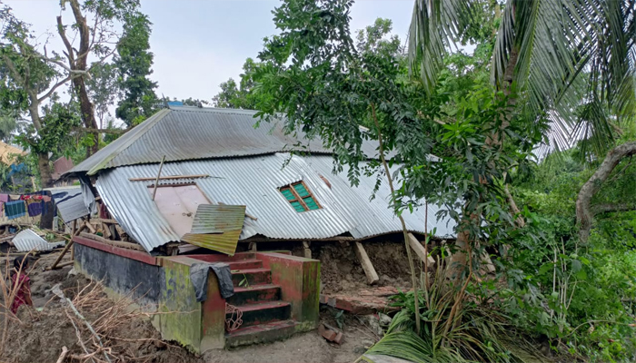 আলফাডাঙ্গায় এক মিনিটের ঝড়ে লণ্ডভণ্ড দু' শতাধিক বাড়িঘর