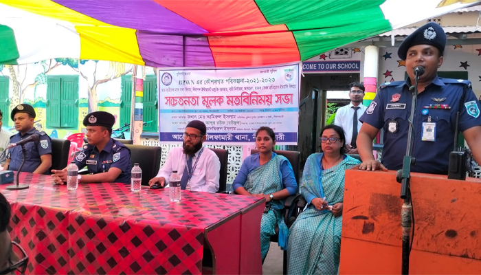 নীলফামারীতে স্কুলগামী ছাত্র-ছাত্রীদের নিয়ে পুলিশের মত বিনিময়