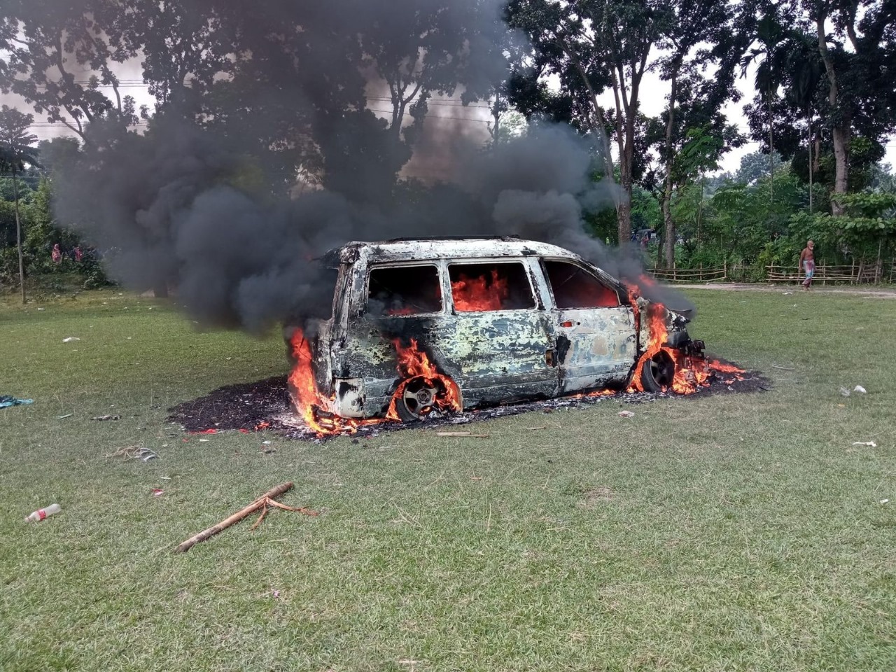 স্কুলছাত্রীকে অপহরণ করতে গিয়ে গণধোলাই, মাইক্রোবাসে আগুন