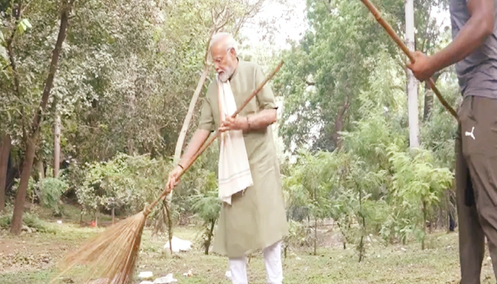 ঝাড়ু হাতে ‘স্বেচ্ছাশ্রমে’ মোদি, ভিডিও ভাইরাল