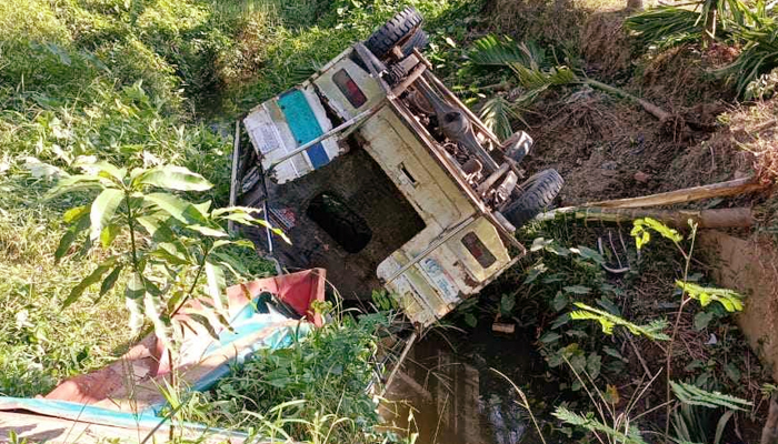 সীতাকুণ্ডে মিনিবাসের ধাক্কায় লেগুনা খাদে, আহত ১২