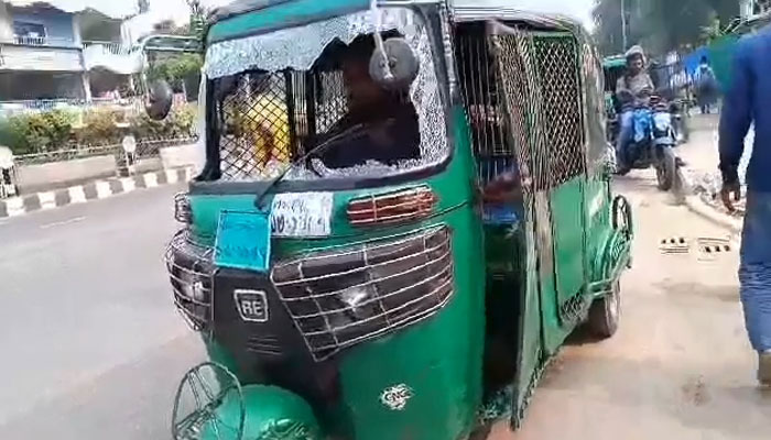 মহাখালীতে অবরোধকারীদের মিছিল, গাড়ি ভাঙচুর