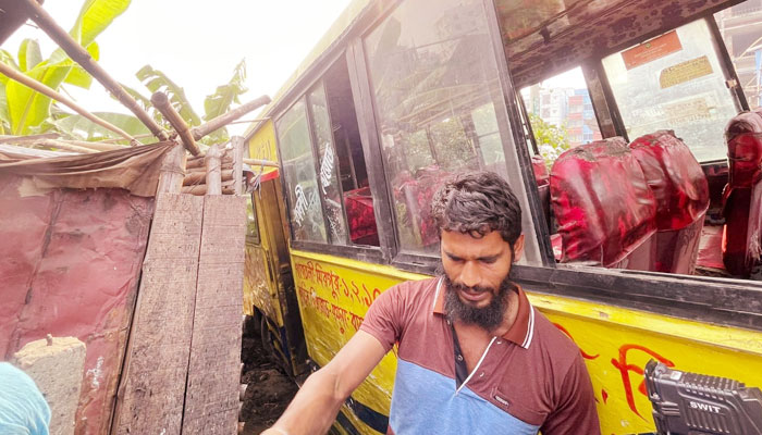 মেরাদিয়ায় বাসে আগুন, পরিবহন শ্রমিক দগ্ধ