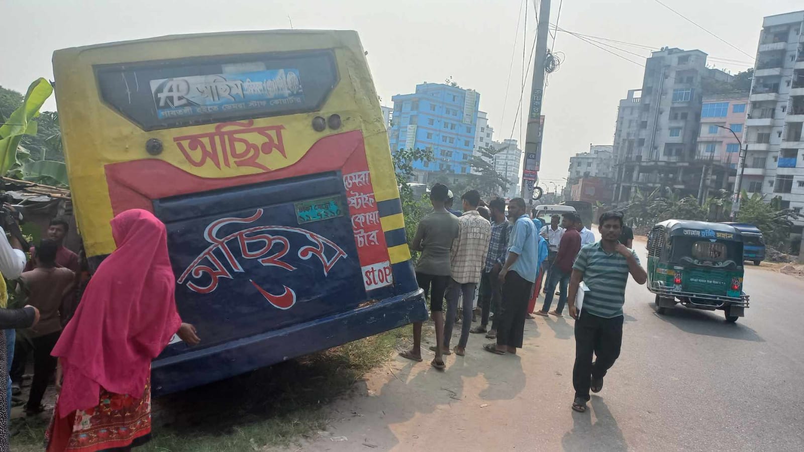 মেরাদিয়ায় বাসে আগুন, পরিবহন শ্রমিক দগ্ধ