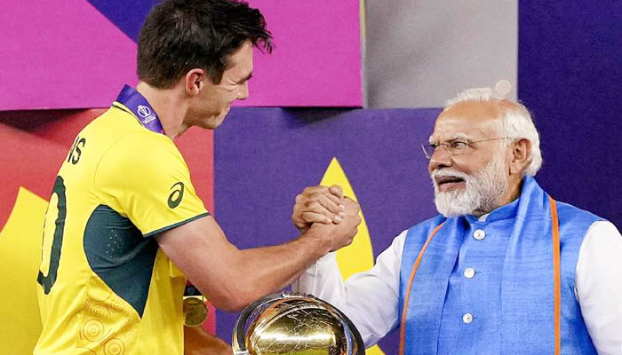 ফাঁকা স্টেডিয়ামে মোদির হাত থেকেই ট্রফি নিল অস্ট্রেলিয়া!