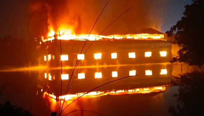 রূপগঞ্জে টেক্সটাইল মিলে ভয়াবহ আগুন