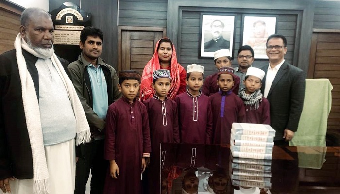 জেলা পরিষদের অর্থায়নে হাফেজ শিশুদের কোরআন বিতরণ